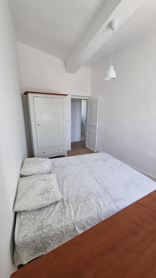 En Plein Coeur De Pelissanne - 55 M2 Renoves - Avec Parking Apartment Ngoại thất bức ảnh